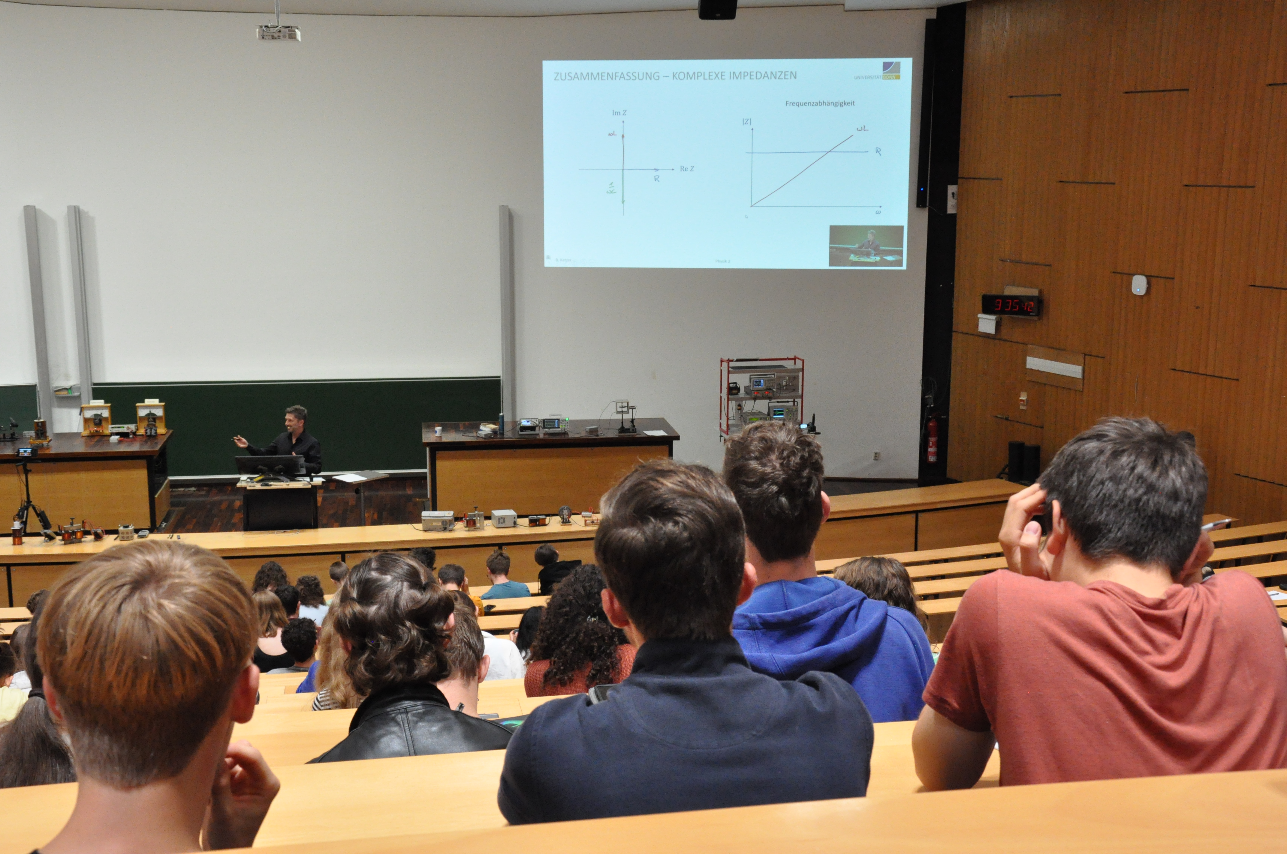 Am Freitag besuchten die Teilnehmenden die Vorlesung Experimentalphysik 2, gehalten von Professor Bernhard Ketzer