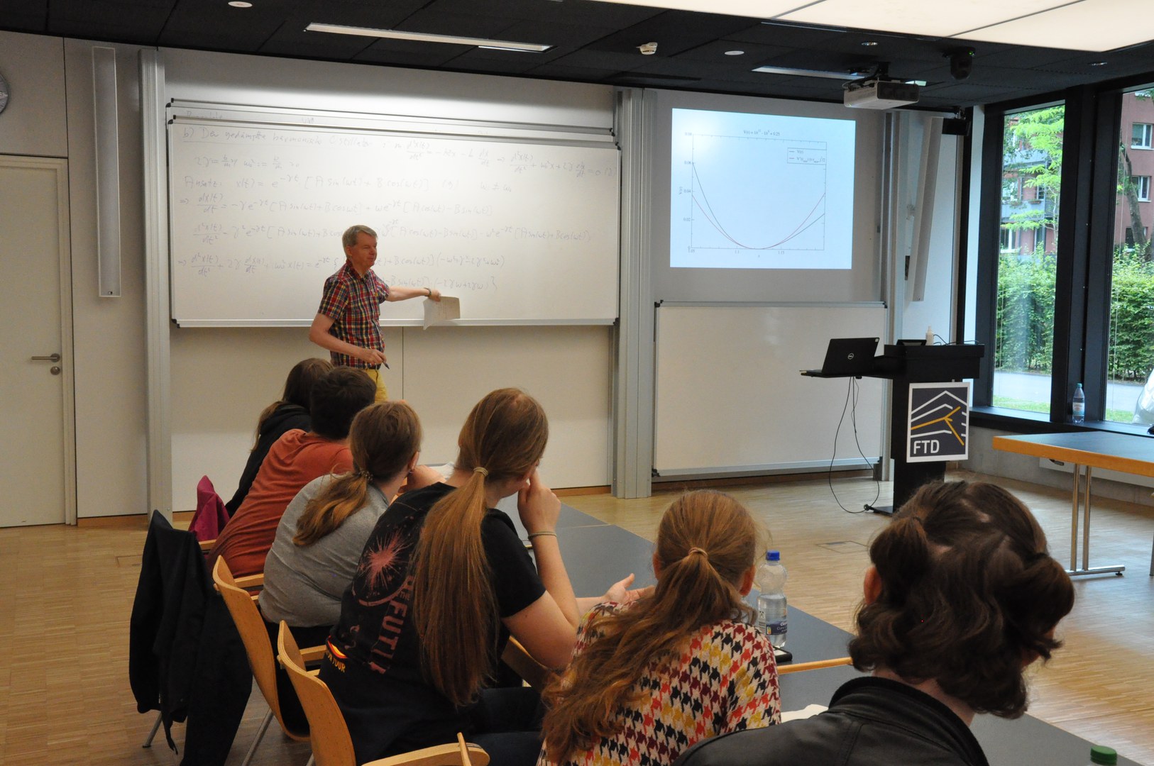 Die Vorlesung zur theoretischen Physik von Professor Manuel Drees