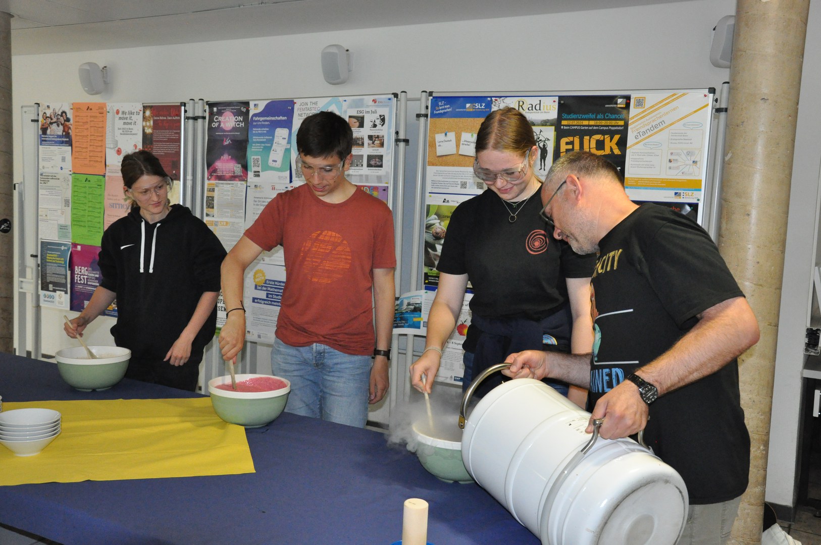 Schülerinnen und Schüler bei der Zubereitung des Stickstoff-Eises