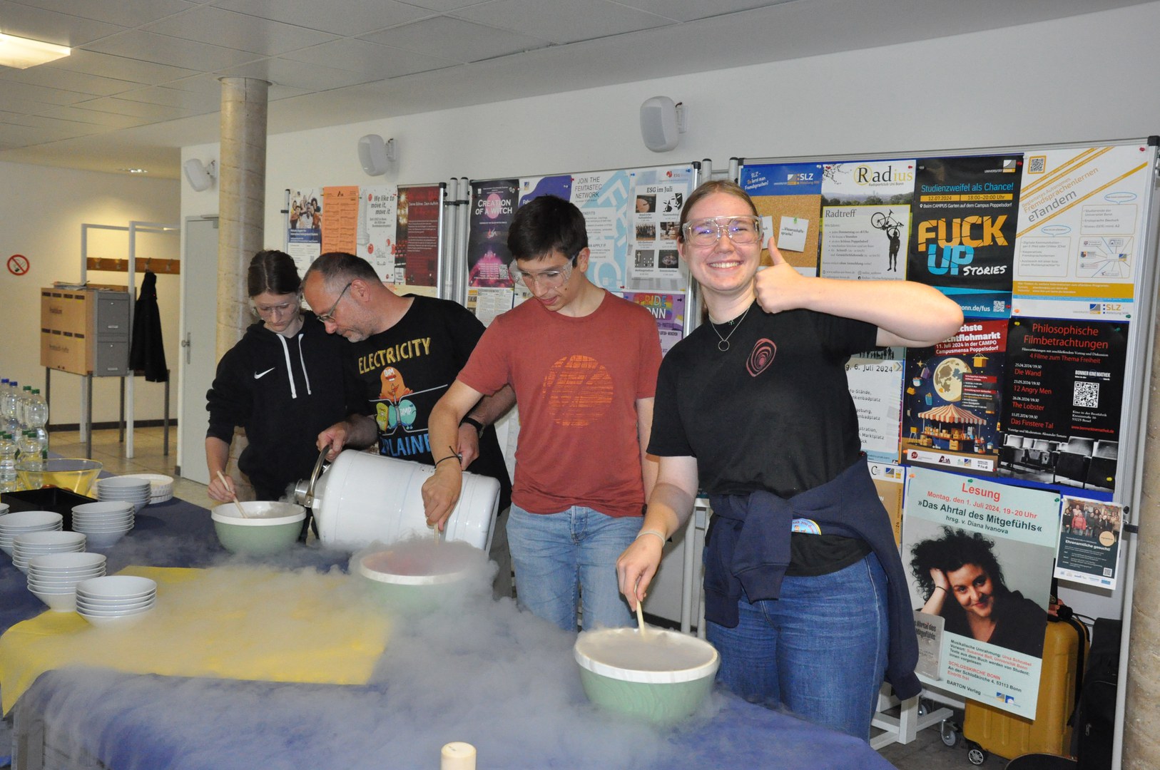 Schülerinnen und Schüler bei der Zubereitung des Stickstoff-Eises