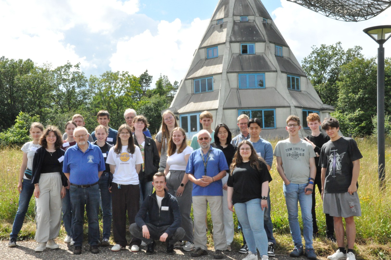 Teilnehmende und Mitarbeitende des Astropeilers vor dem 25-m-Teleskop