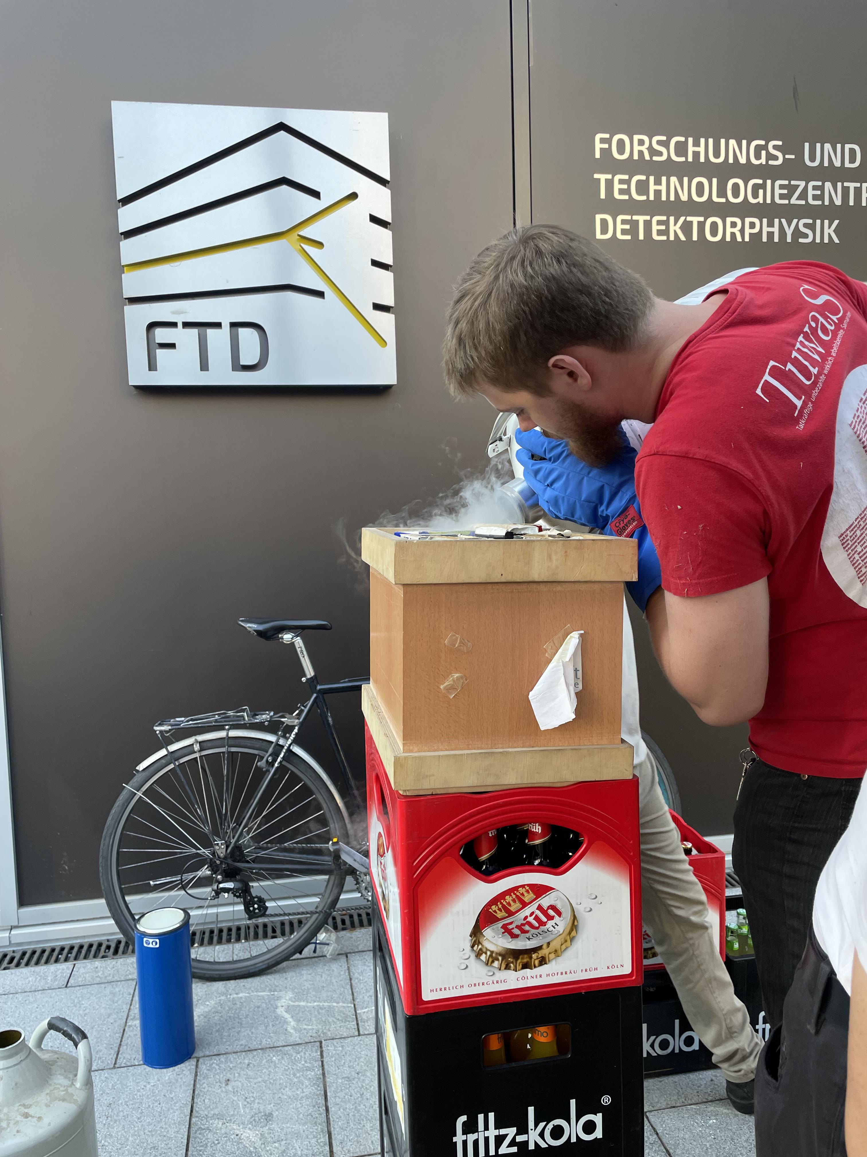 Vor dem Forschungsinstitut gibt es gekühlte Getränke.