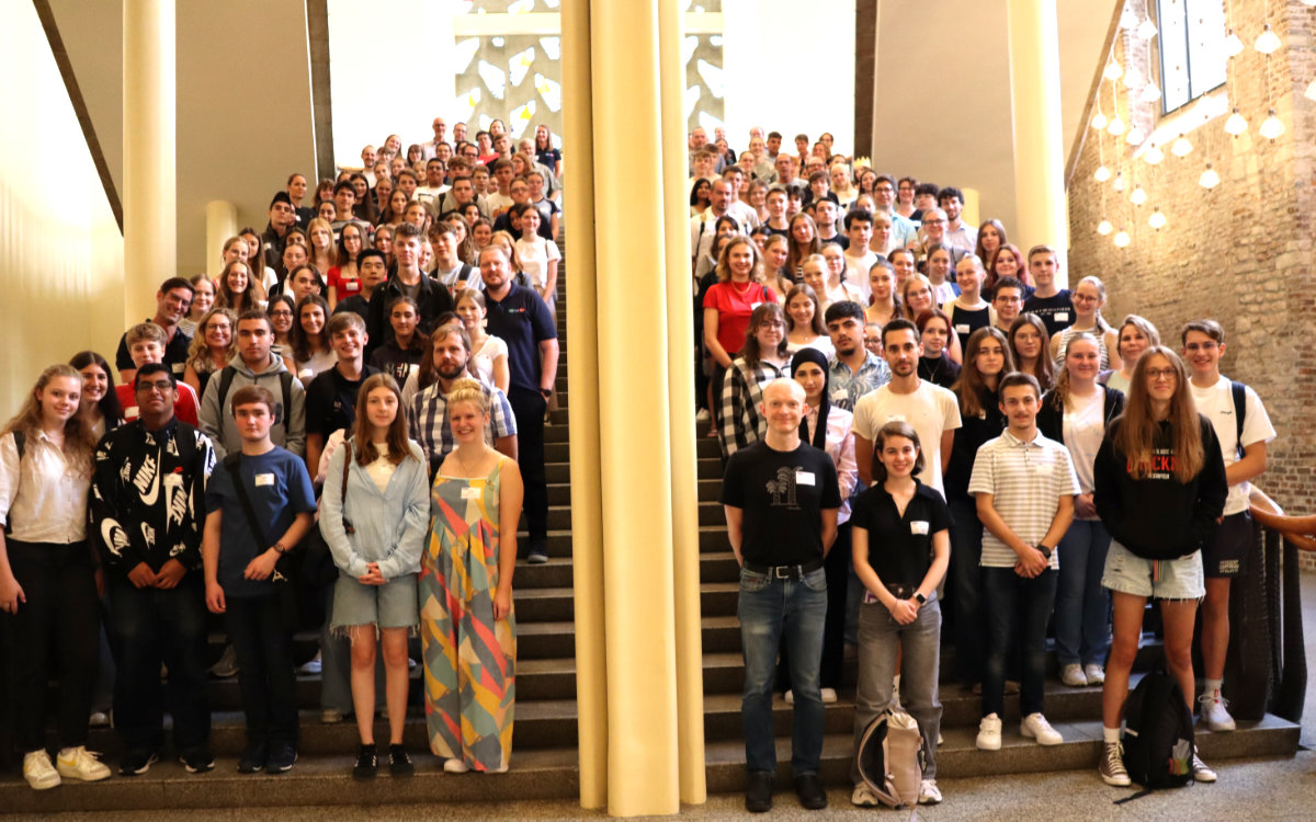 Gruppenfoto der Schüler:innen, Lehrkräfte und Hochschulmitarbeitenden, die an der MILeNa-Auftaktveranstaltung in Köln teilgenommen haben.