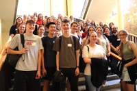 Gruppenfoto der MILeNa-Schüler:innen, die am Basisworkshop der Universität Bonn teilnehmen: Jan Heysel (Zweiter von rechts) und Dr. Bernadette Schorn (Vierte von rechts), Projektverantwortliche von der Fachgruppe Physik/Astronomie der Universität Bonn