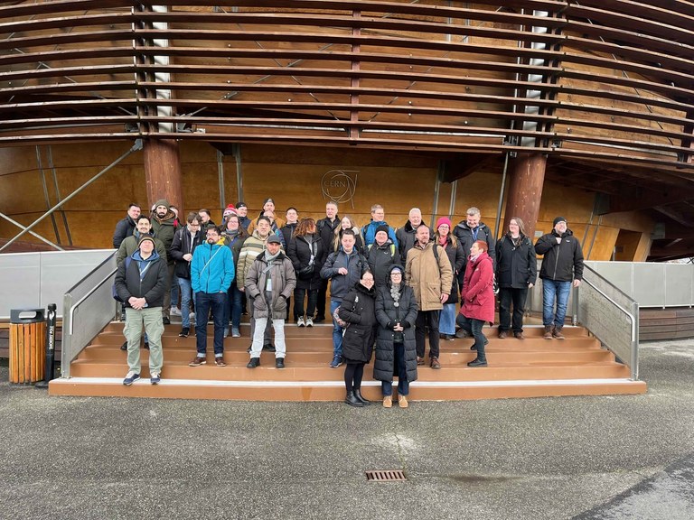 Gruppenfoto vor dem Globe of Science and Innovation