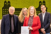 Bei der Urkundenübergabe - Prof. Dr. Dr. h. c. Michael Hoch, Rektor der Universität Bonn, Prof. Dr. Ulrike Thoma, Gründungssprecherin des Transdisziplinären Forschungsbereichs „Matter“, Jun.-Prof. Dr. Lena Funcke, neue Clausius-Professorin, und Prof. Dr. Peter Vöhringer, Gründungssprecher der TRA „Matter“ (v.l.n.r.)