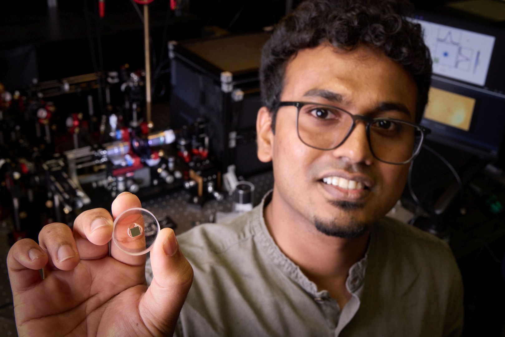 Kirankumar Karkihalli Umesh mit dem Herzstück des Experiments, einem mit Polymerstrukturen bedruckten Resonatorspiegel.