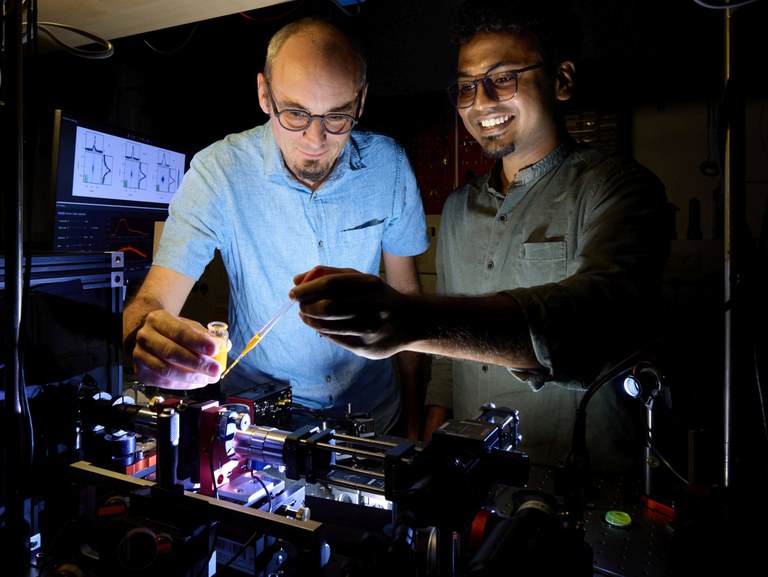 Dr. Frank Vewinger und Kirankumar Karkihalli Umesh befüllen den Mikroresonator mit der Farbstofflösung zur Abkühlung der Photonen.