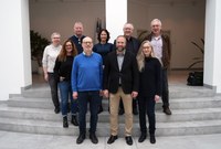 Neue Clusteriniativen an der Uni Bonn - Oben (v.l.n.r): Prorektorin für Chancengerechtigkeit und Diversität Irmgard Förster, Prorektor für Forschung und wissenschaftlichen Nachwuchs Andreas Zimmer, Prorektorin für Digitalisierung und Informationsmanagement Maren Bennewitz, Rektor Michael Hoch, Dekan Walter Witke (Mathematisch-Naturwissenschaftlichen Fakultät), unten: Prorektorin für Nachhaltigkeit Annette Scherrsoi, Cristiano Porciani (Sprecher der Clusterinitiative "Our Dynamic Universe"), Jochen Dingfelder (Sprecher der Clusterinitiative "Color meets Flavor"), Ulrike Thoma (Clusterinitiative "Color meets Flavor")