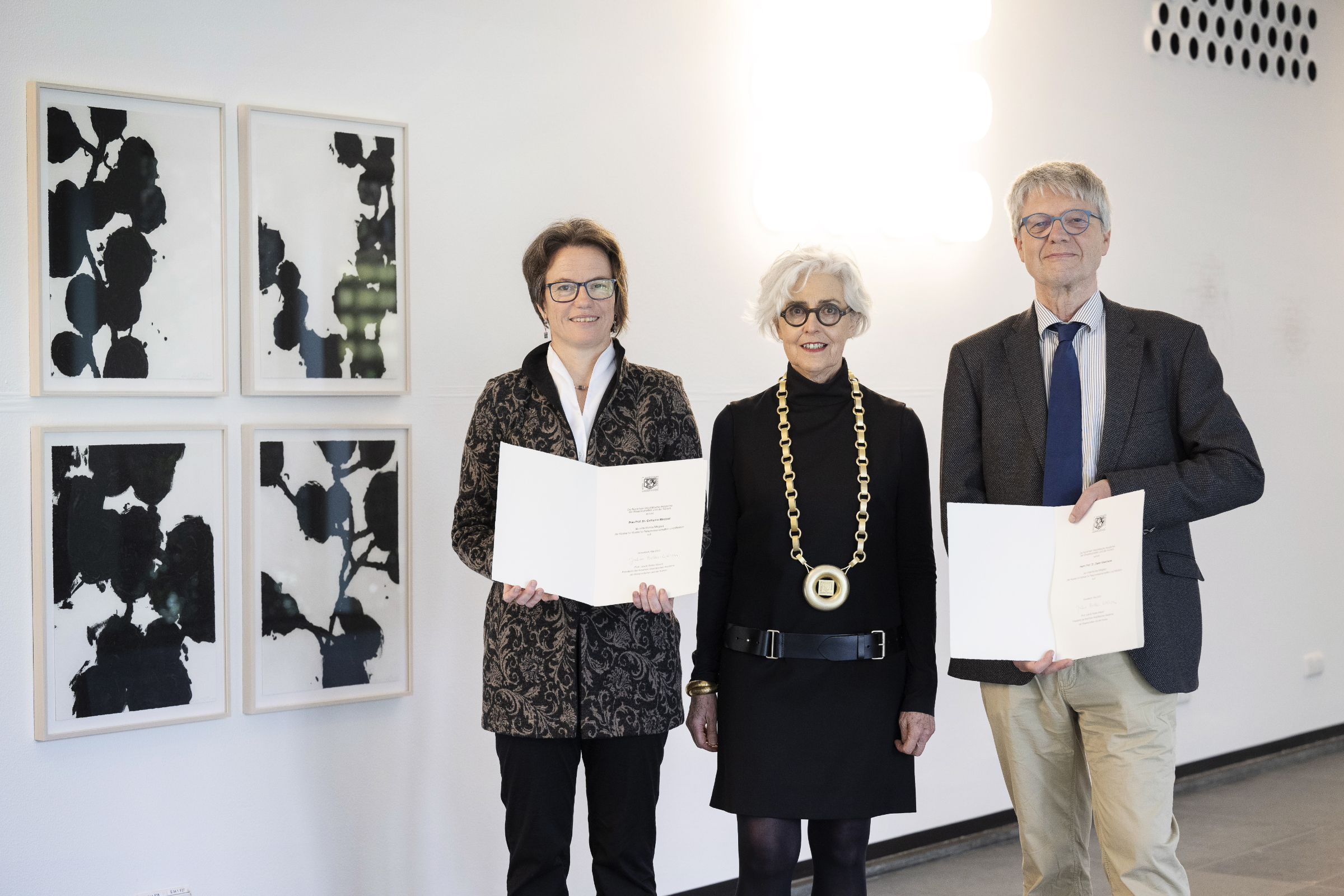 Feierliche Aufnahme bei der Jahresfeier der NRW-Akademie (von links): - Prof. Dr. Catharina Stroppel, die Präsidentin der Akademie Prof. Julia B. Bolles-Wilson und Prof. Dr. Dieter Meschede.