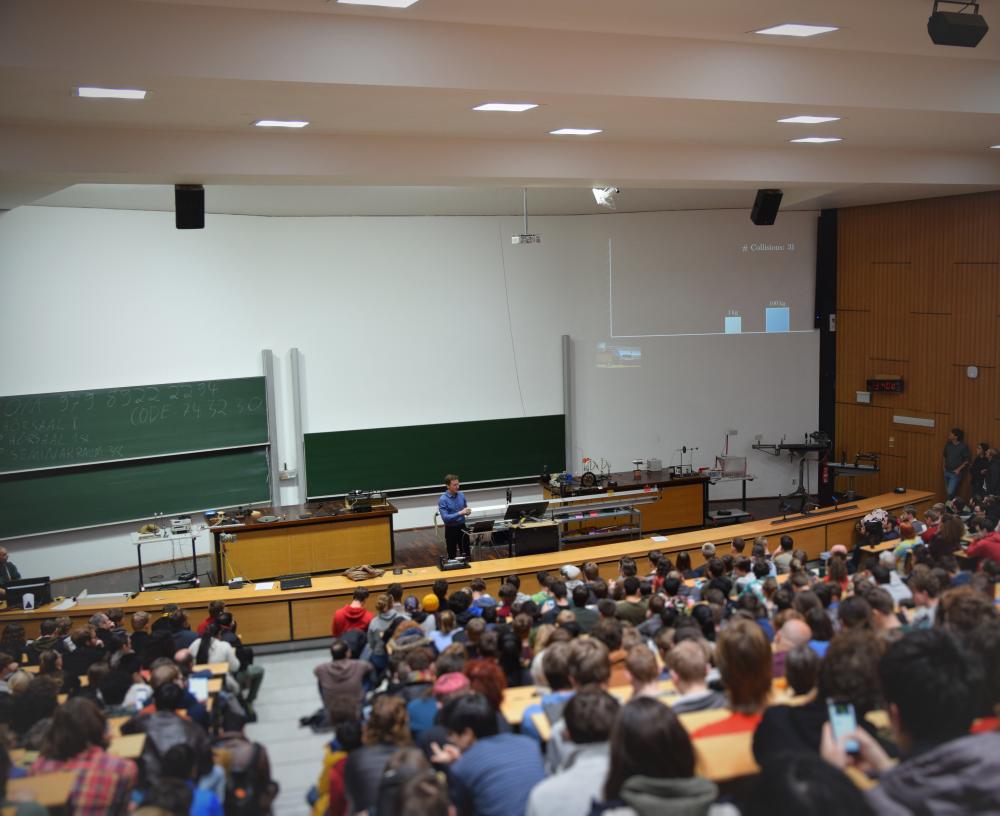 Voll besetzter Wolfgang-Paul-Hörsaal zum Vortrag von Grant Sanderson