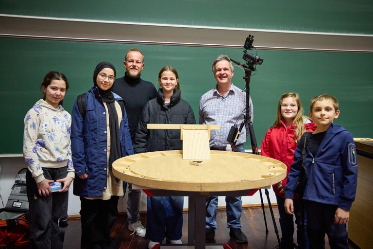 Prof. Desch mit Schüler*innen und einem Lehrer des Tannenbusch Gymnasiums, Kooperationsschule der Universität Bonn.