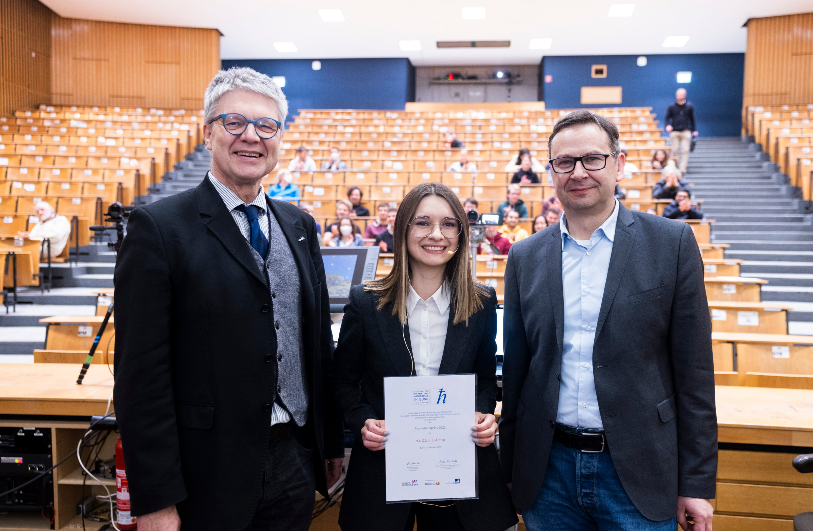 Preisverleihung (von links): - Prof. Dr. Dieter Meschede, Dr. Zlata Fedorova und Prof. Dr. Stefan Linden.