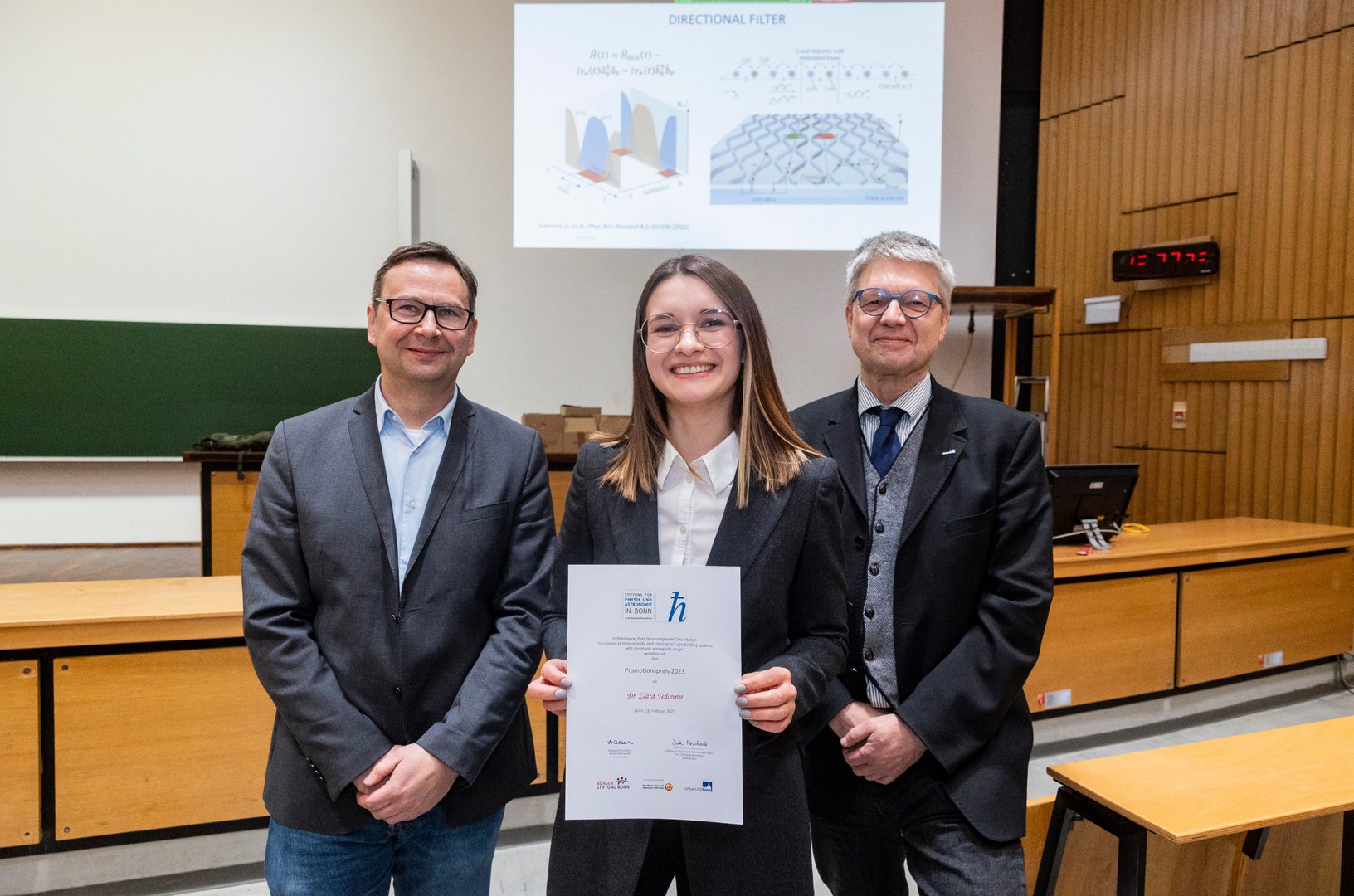 Preisverleihung (von links): - Prof. Dr. Stefan Linden, Dr. Zlata Fedorova und Prof. Dr. Dieter Meschede.