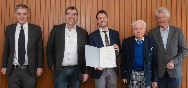 Gruppenbild: - (von links) Prof. Dr. Martin Weitz vom Institut für Angewandte Physik, Rainer Lüdtke vom Deutschen Stiftungszentrum im Stifterverband, Preisträger Dr. Julian Schmitt vom Institut für Angewandte Physik, Dr. Georg Fuchs-Wissemann und Wolfgang Starein (beide vom Kuratorium der Rudolf-Kaiser-Stiftung).