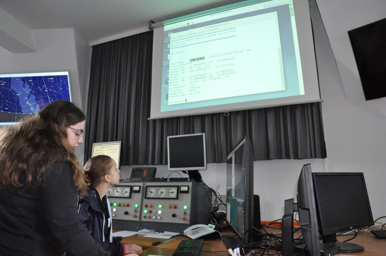 Die Schülerinnen und Schüler führen selber Beobachtungen mit dem 25-m-Teleskop durch.