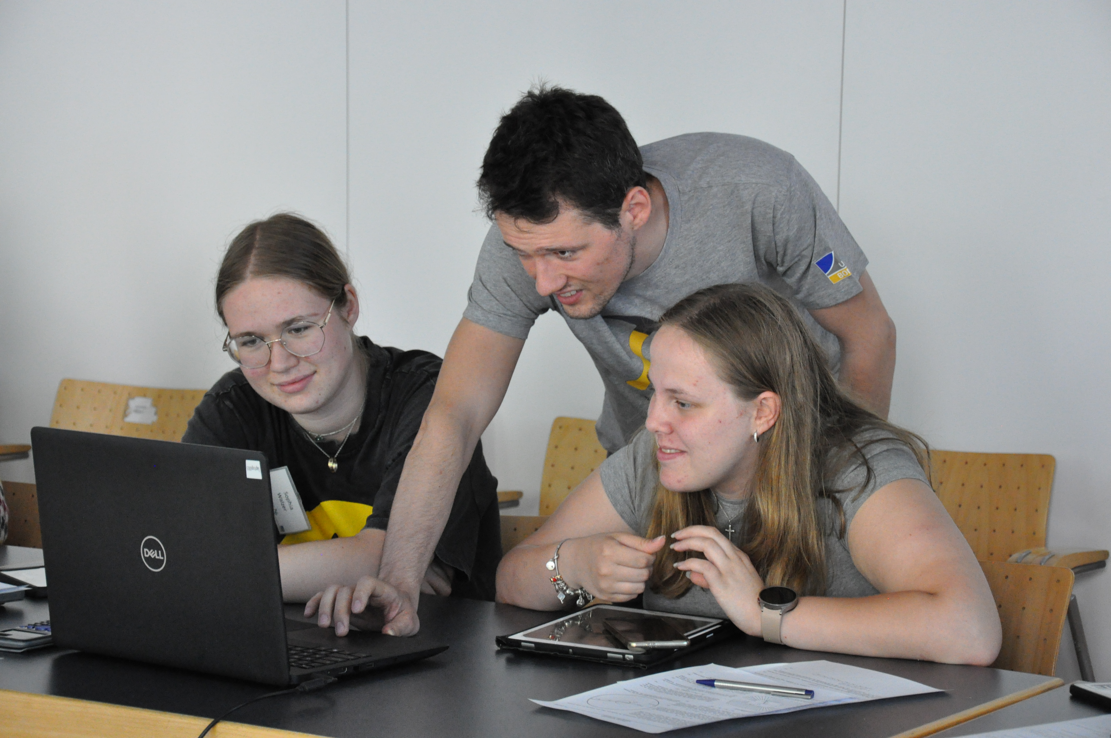 Jan Macht aus der Arbeitsgruppe von Professorin Ulrike Thoma hilft Schülerinnen bei der Analyse der CBELSA/TAPS Daten