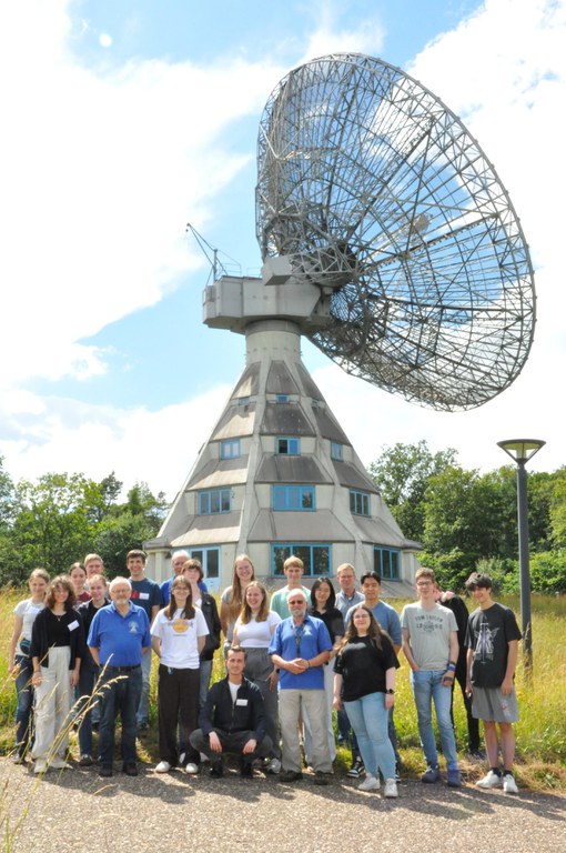 Teilnehmende und Mitarbeitende des Astropeilers vor dem 25-m-Teleskop