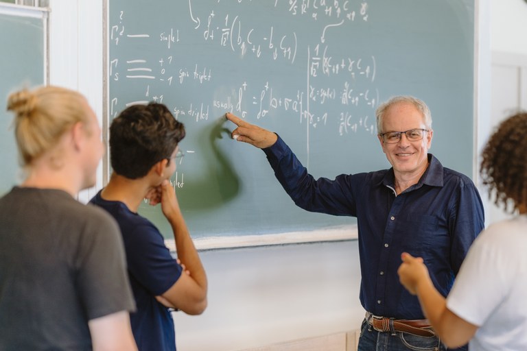 Prof. Dr. Hans Kroha - mit Studierenden.