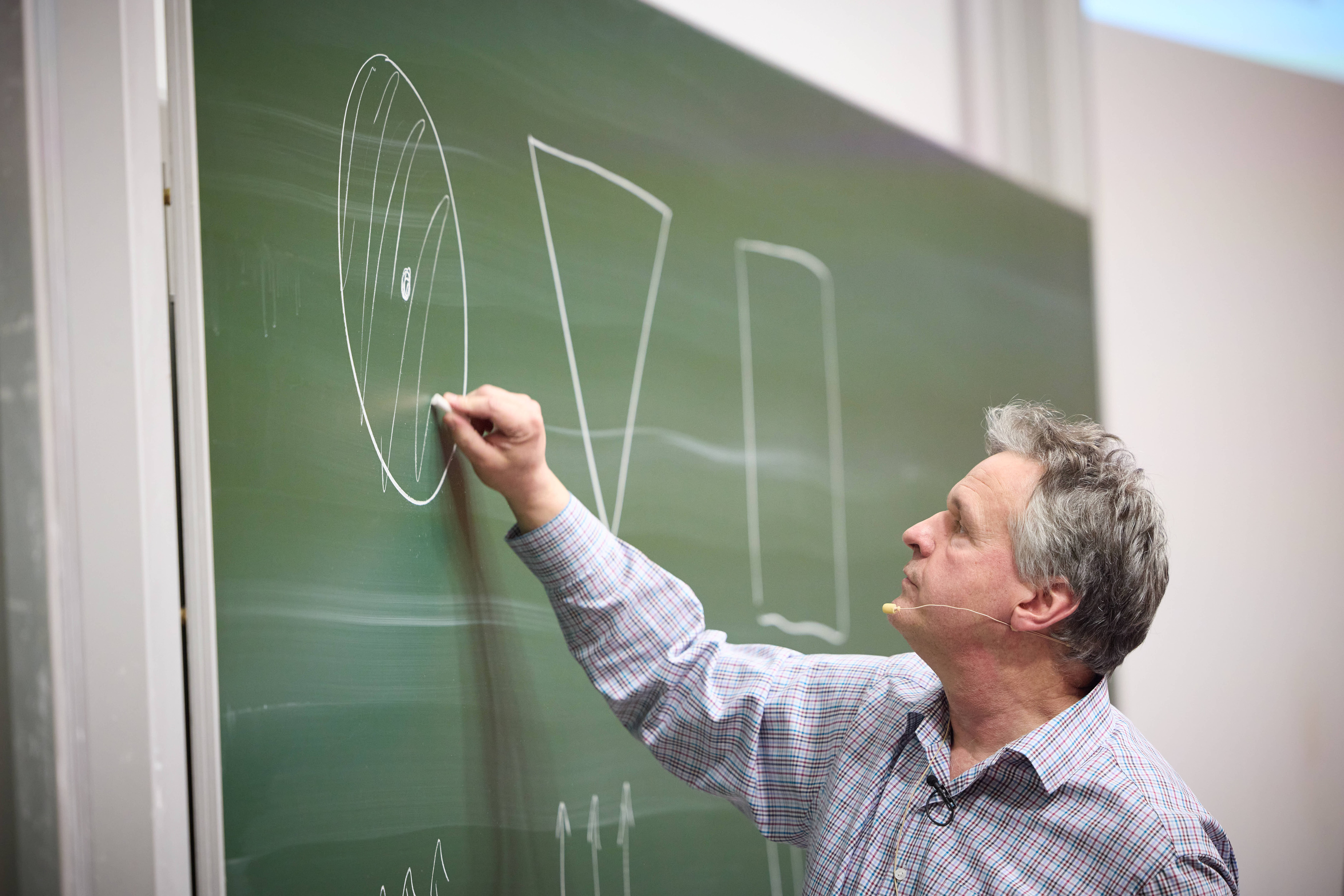 Experiment 5: Exploring the shape of an invisible object with scattering experiments.