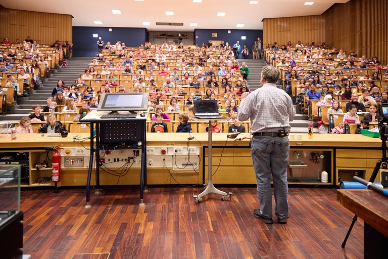 Full house for Prof. Desch's lecture!