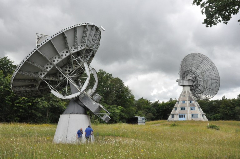 Blick auf das 10-m- und 25-m-Teleskop