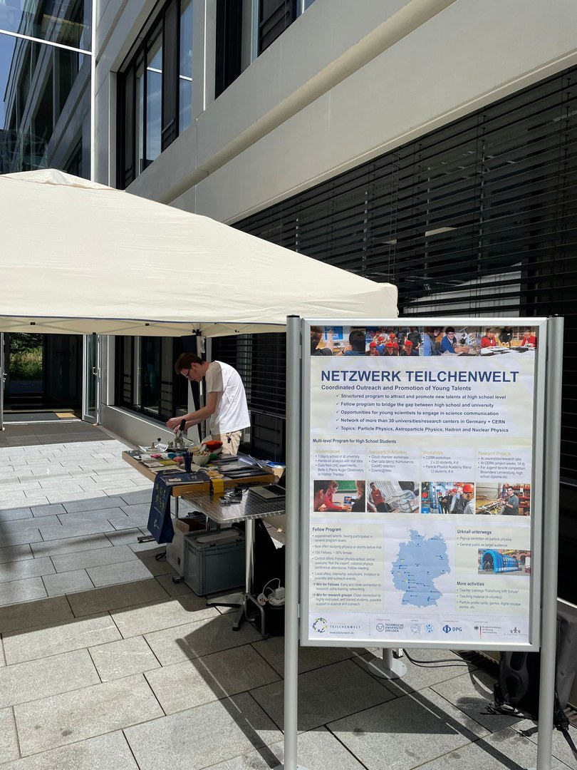 Netzwerk Teilchenwelt Stand im Innenhof des FTDs