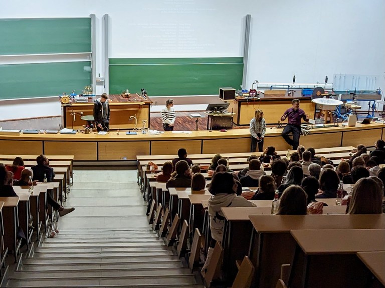 Priv-Doz Dr. Tatjana Lenz, Priv-Doz Dr. Philip Bechtle,  Lena Herrmann und Christian Nass bei der Podiumsdiskussion zum Film Particle Fever im Wolfgang Paul Hörsaal