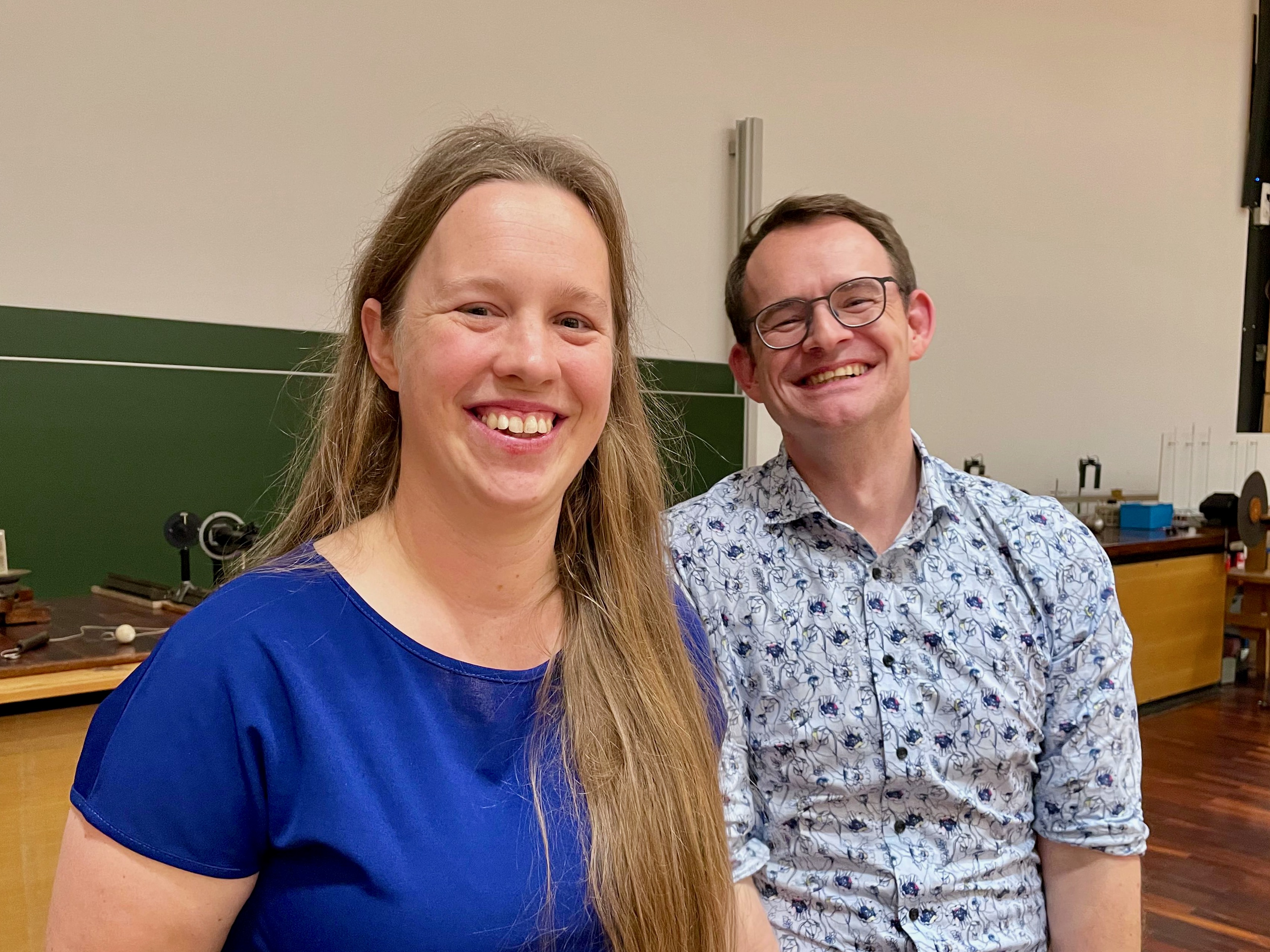 Prof. Dr. Florian Bernlochner und Dr. Maike Hansen führten durch den Abend der Teilchenwelt