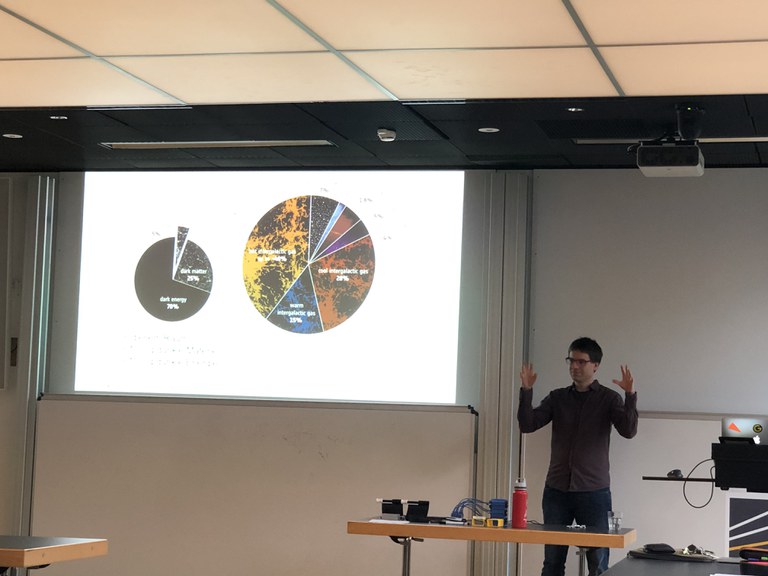 Dr. Malte Tewis erzählt den Schüler*innen wie die Euclid Mission die fehlende Materie unseres Universums ausfindig machen will.