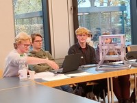 Schüler*innen experimentieren beim International Cosmic Day 2022 an der Uni Bonn