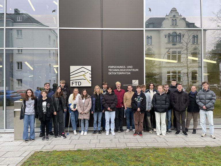 Schüler*innen beim MINT-EC Camp Teilchenphysik vor dem Forschungs- und Technologiezentrum Detektorphysik der Uni Bonn