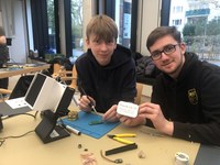 Schüler beim Bau der kleinen Teilchendetektoren im Forschungs- und Technologiezentrum Detektorphysik