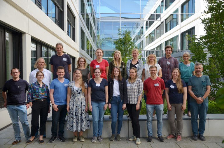 Gemeinsames Foto im Innenhof des Forschungszentrum und Technologiezentrum Detektorphysik der Uni Bonn