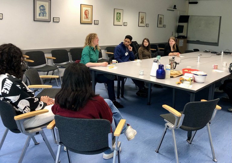 Schüler*innen und Studierende mit Prof. Lena Funcke beim Teilchencafé für Fellows von Netzwerk Teilchenwelt an der Uni Bonn