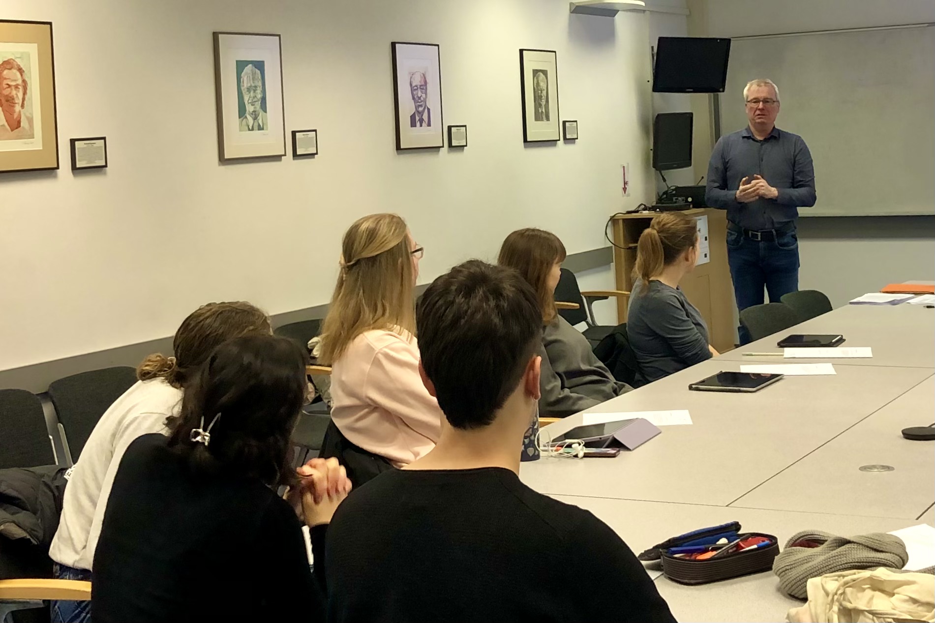 Fellows und Studierende beim Workshop zum Thema wissenschaftliches Schreiben im Physikalischen Institut der Uni Bonn