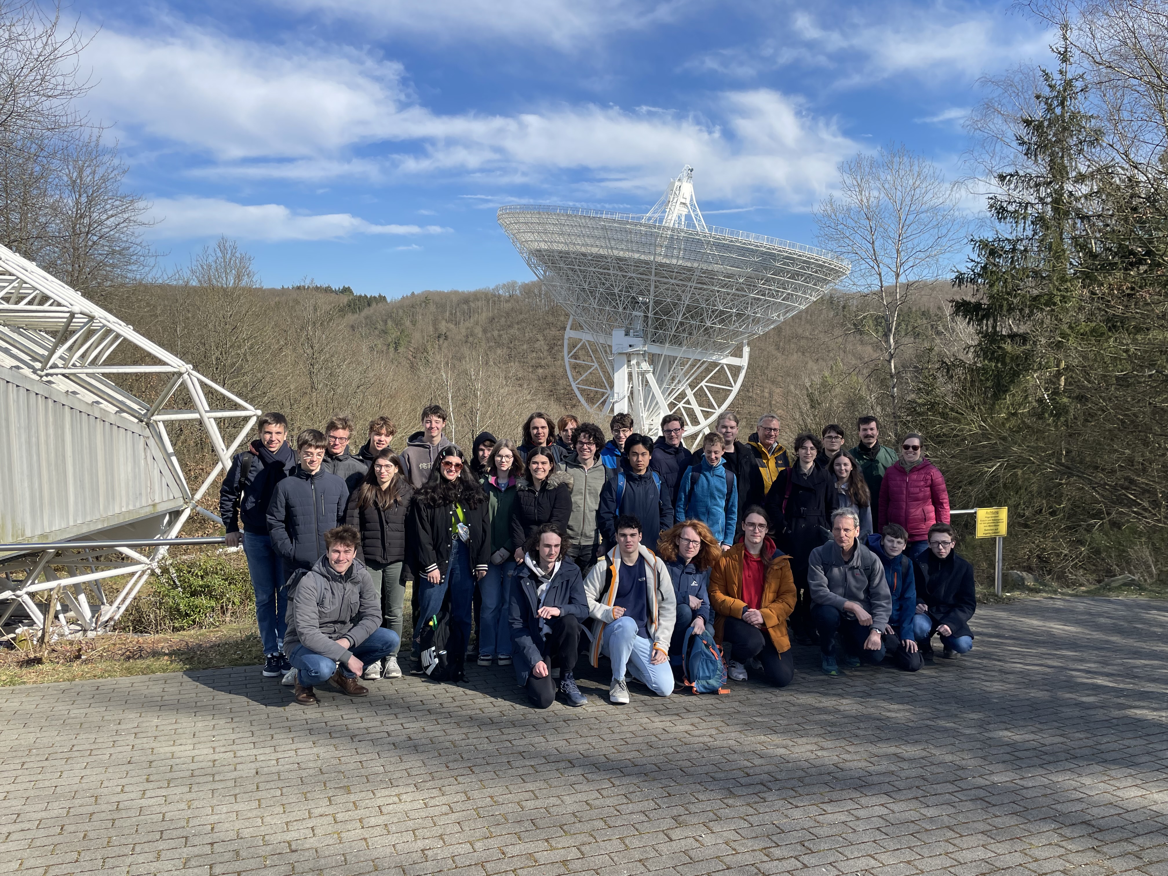 Gruppenfoto vor dem Teleskop