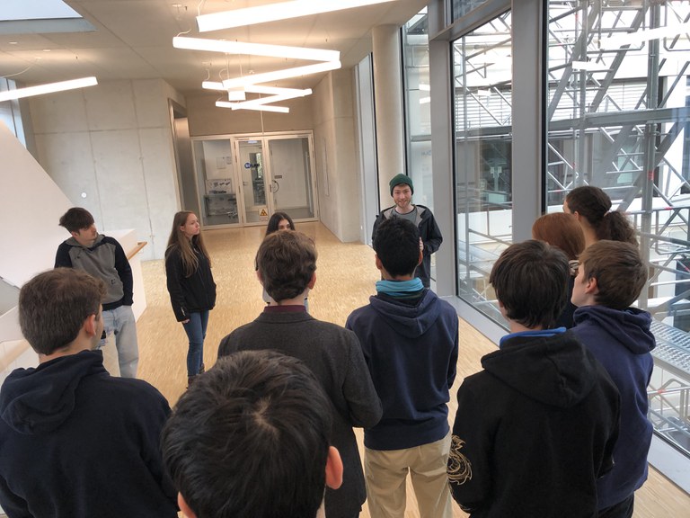 Pupils are given a guided tour of the Research and Technology Center for Detector Physics.