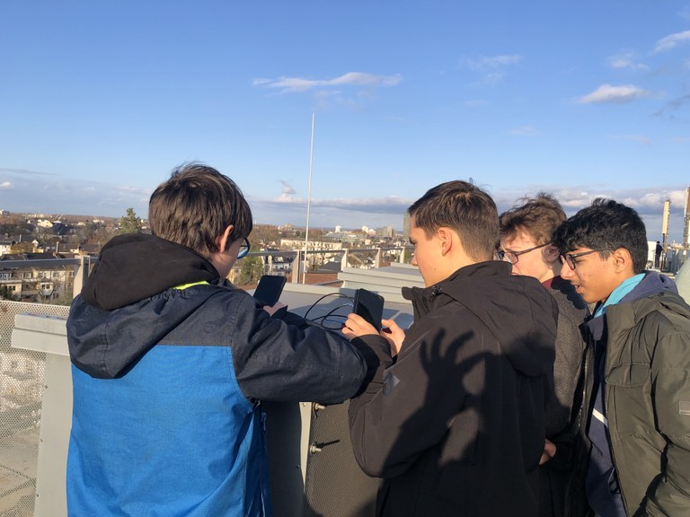 A research group measures the flow of cosmic rays on the roof of the Institute of Applied Physics.