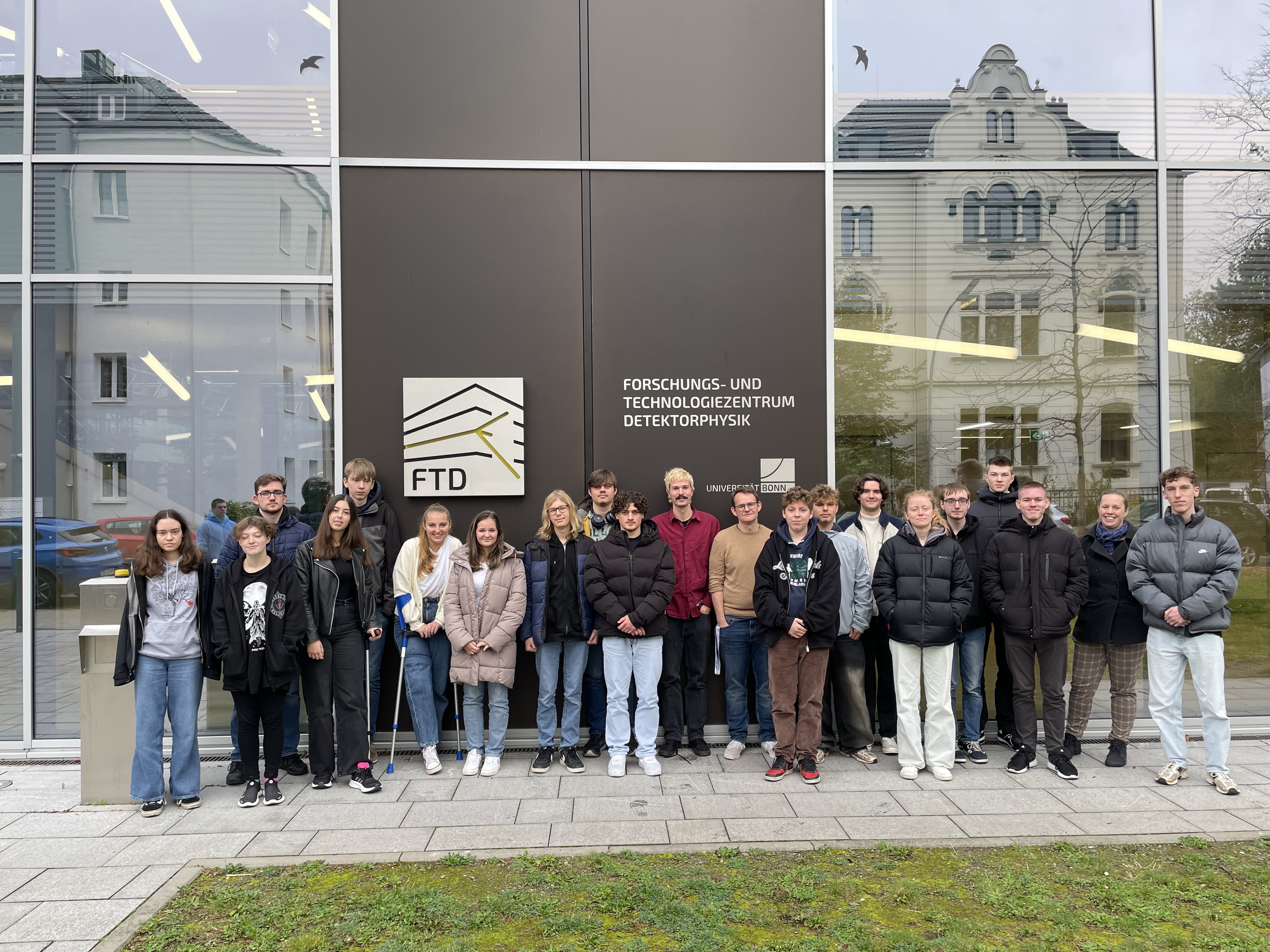 Students at the MINT-EC Camp Particle Physics in front of the Research and Technology Center for Detector Physics at the University of Bonn